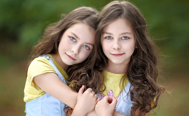 תאומות זהות (צילום: zagorodnaya, Shutterstock)