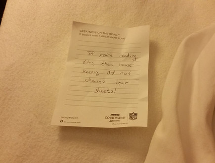 פתק במלון (צילום: Reddit)