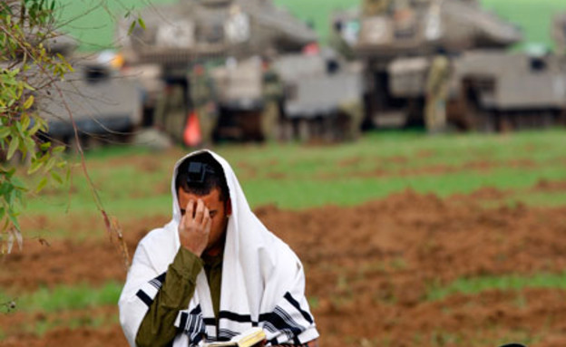 חייל מתפלל (צילום: חדשות)