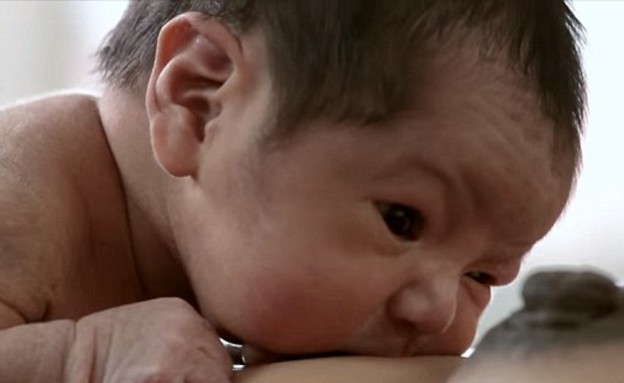 תינוק זוחל מיד אחרי הלידה (צילום: יוטיוב )