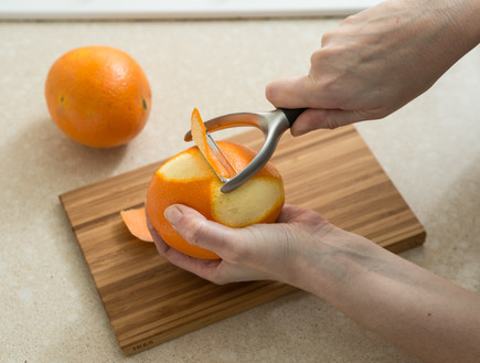 מקלפים תפוז אחד  (צילום: דרור עינב, mako אוכל)