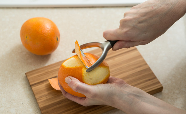 מקלפים תפוז אחד  (צילום: דרור עינב, mako אוכל)