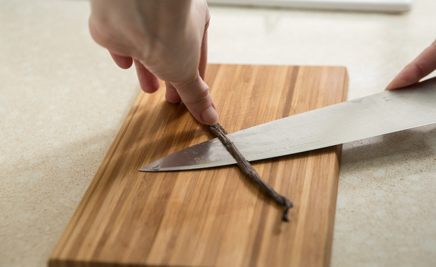 חוצים את מקל הווניל