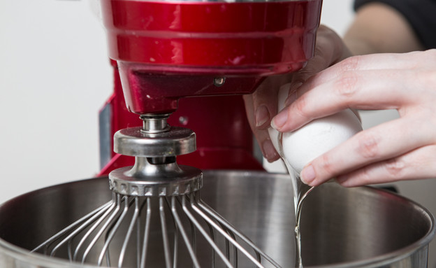 מקציפים את הסוכר, הביצים והווניל