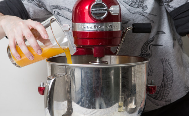 סוחטים מיץ תפוזים, ומוסיפים את המיץ והקמחים