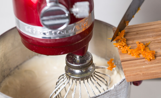 מוסיפים את קליפות התפוזים המסוכרות, קצוצות