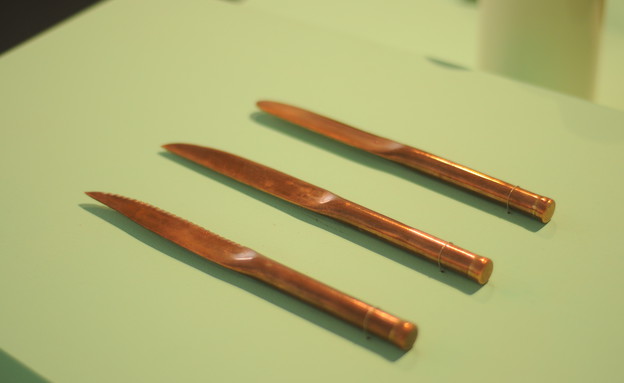 טריאנלה, סכינים שהופקו מצינור של עמוס פרייברג (צילום: טל ימין)