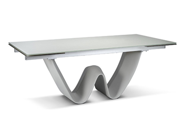שולחן מעוצב בצבע לבן (צילום: ישראל כהן)