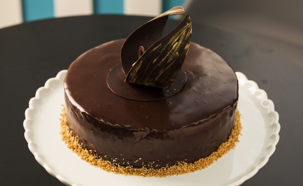 עוגת שוקולד - אגוזי לוז, קרמל ופאדג' (צילום: אפיק גבאי, בייק אוף ישראל)