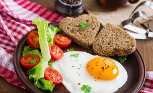 ארוחת בוקר (צילום: Timolina, Shutterstock)