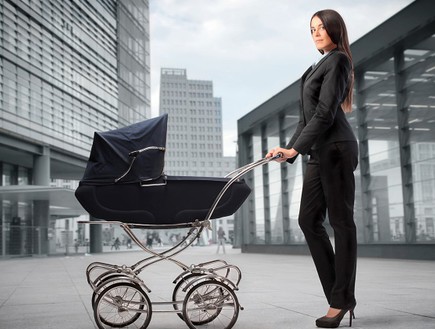 אמא קרייריסטית תינוק (צילום: Shutterstock)