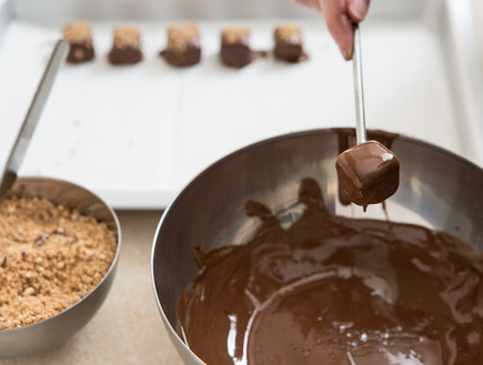 טראפלס נוגט קראנץ' - טבילה בשוקולד (צילום: דרור עינב, mako אוכל)