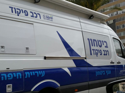 גם רכבי החירום בעברית.