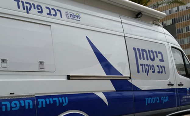 גם רכבי החירום בעברית.