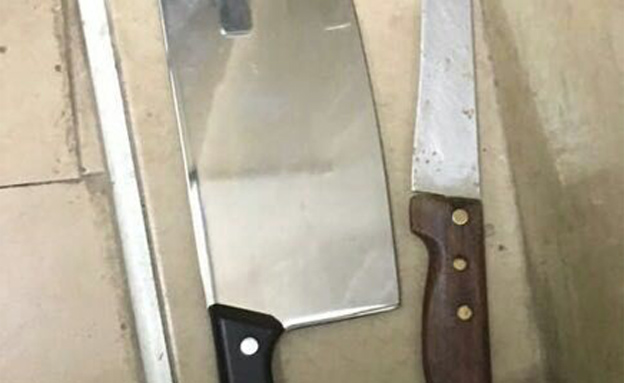 הסכינים שנתפסו על גופם של החשודים (צילום: דוברות המשטרה)