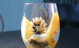 קינוח כוסות: שקדים, קרם גבינה וקרמל אגסים (צילום: בייק אוף ישראל)