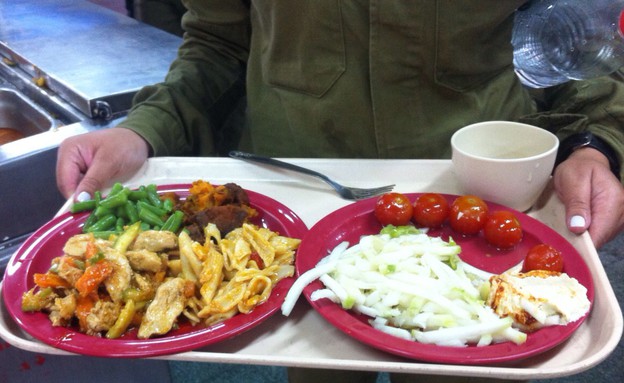 אוכל בחדר האוכל בצבא (צילום: גלי רודולף הנדל)