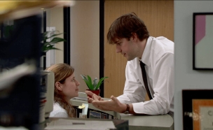 מפלרטט עם בחורה במשרד (צילום: NBC)