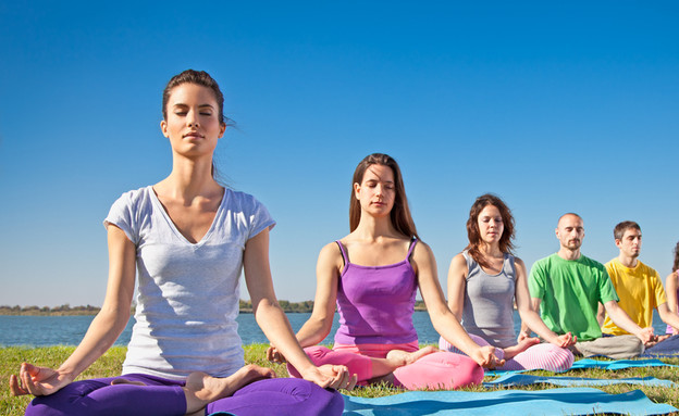 תלמידים עושים יוגה