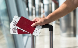 דרכון וכרטיס טיסה (צילום: TravnikovStudio, Sutterstock)