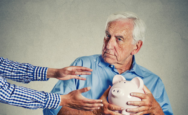 גבר מבוגר מנסה להגן על קופת החיסכון שלו (אילוסטרציה: Shutterstock)