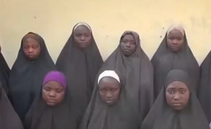 15 מבנות צ'יבוק בסרטון החדש (צילום: CNN)