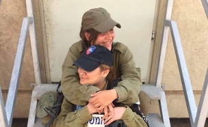 אחיות למחסום (צילום: דובר צה"ל)