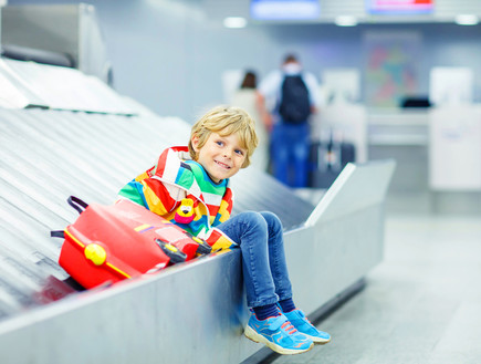 ילד בשדה תעופה (צילום: ISchmidt, Shutterstock)