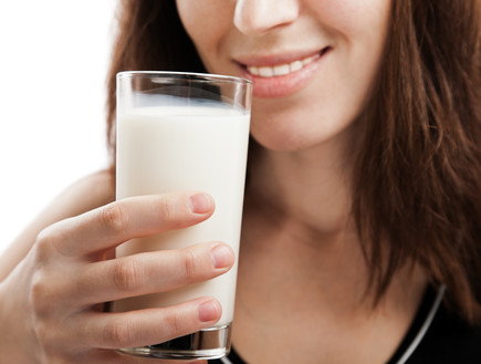 שותה חלב (צילום: Ilya Andriyanov, Shutterstock)