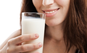 שותה חלב (צילום: Ilya Andriyanov, Shutterstock)