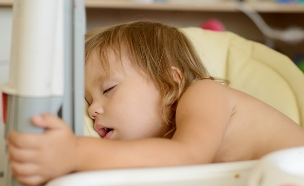 תינוק נרדם ואוכל (צילום: Shutterstock)