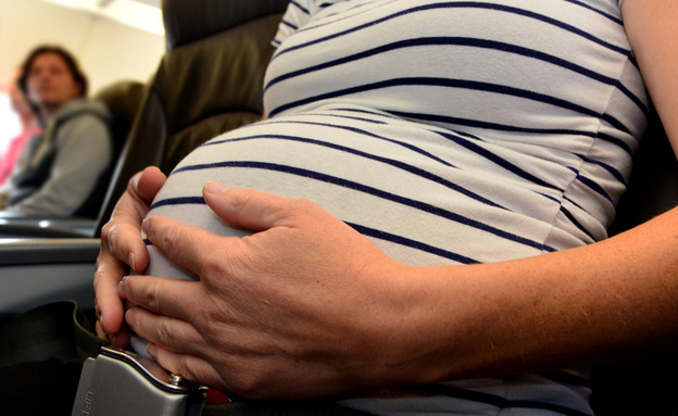 אישה בהריון במטוס  (צילום: Shutterstock)