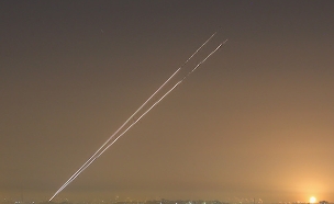 שיגור רקטות מעזה לישראל במהלך מבצע עמוד ענן (צילום: Christopher Furlong, GettyImages IL)