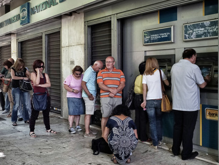 יוונים עומדים בתור כדי למשוך כסף לאחר סגירת הבנקים במדינה, 2015 (צילום: Milos Bicanski, GettyImages IL)