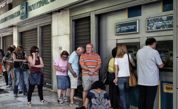 יוונים עומדים בתור כדי למשוך כסף לאחר סגירת הבנקים במדינה, 2015 (צילום: Milos Bicanski, GettyImages IL)