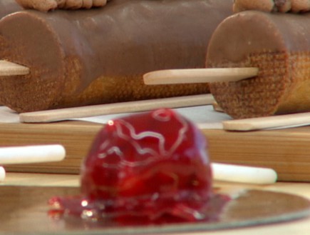 פרלין שוקולד ובוטנים על מקל (צילום: בייק אוף ישראל)