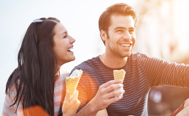 אוכלים גלידה (צילום: Joshua Resnick, Shutterstock)