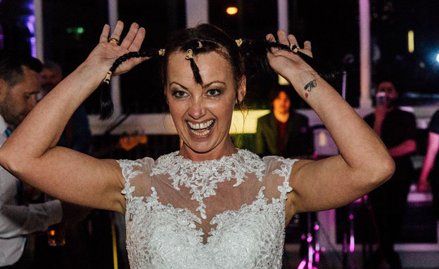 גילחה ראשה בחתונה (צילום: boredpanda)