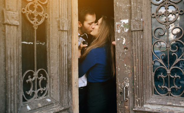 זוג מתנשק מחוץ לדירה (צילום: Shutterstock)