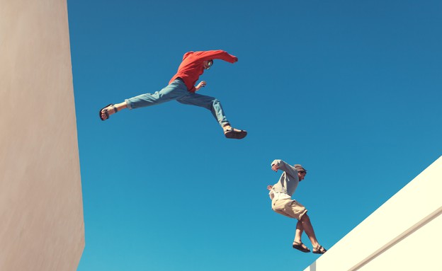 שני גברים קופצים בין גגות (אילוסטרציה: Shutterstock)