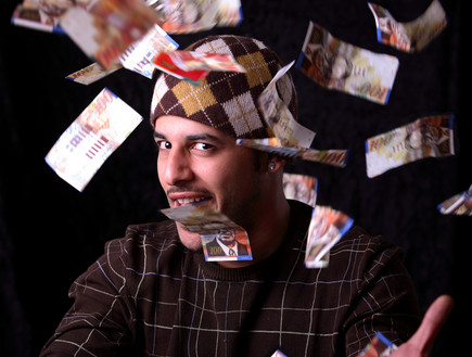 גבר זורק כסף באוויר (אילוסטרציה: Shutterstock)
