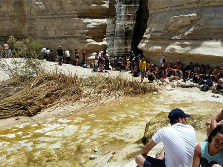 מטיילים בעין פרת (צילום: רשות הטבע והגנים)