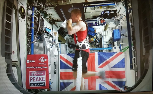האסטרונאוט טים פיק רץ מרתון בחלל