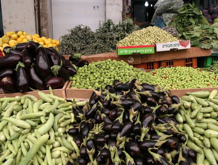 שוק רמלה דוכן חצילים בלאדי (צילום: ג'רמי יפה,  יחסי ציבור )