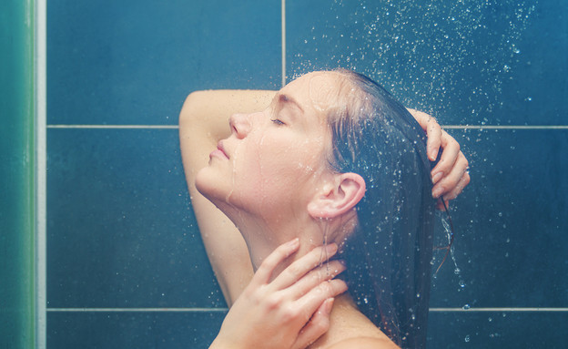 אישה מתקלחת (צילום: carol.anne, Shutterstock)