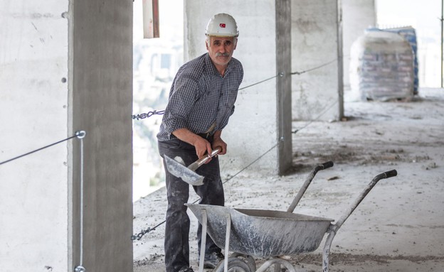 פועל בניין טורקי בתל אביב (צילום: אייל טואג, TheMarker)