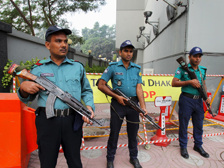 שוטרים בבנגלדש (ארכיון) (צילום: רויטרס)