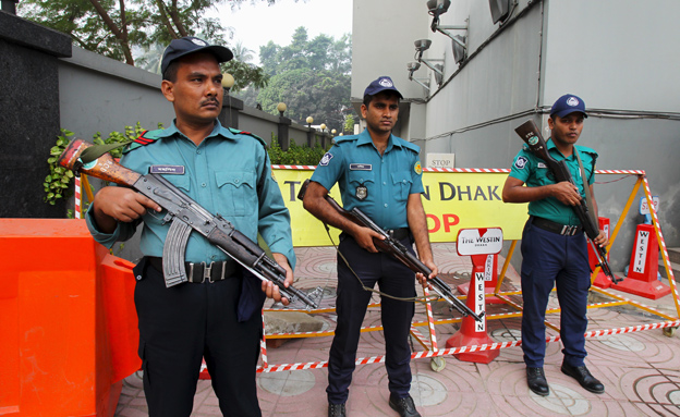 שוטרים בבנגלדש (ארכיון) (צילום: רויטרס)