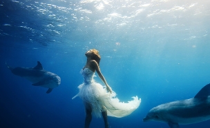 אישה בשמלה לבנה מתחת למים (צילום: ShutterStock)