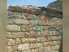 הישראלי המכוער: בני נוער השחיתו מצודה עתיקה באשדוד (צילום: מתוך הבוקר של קשת, שידורי קשת)